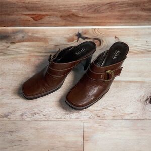 𝅺ALFANI Step N Flex Brown Leather Slip On Mule With Side Detail Size 7.5